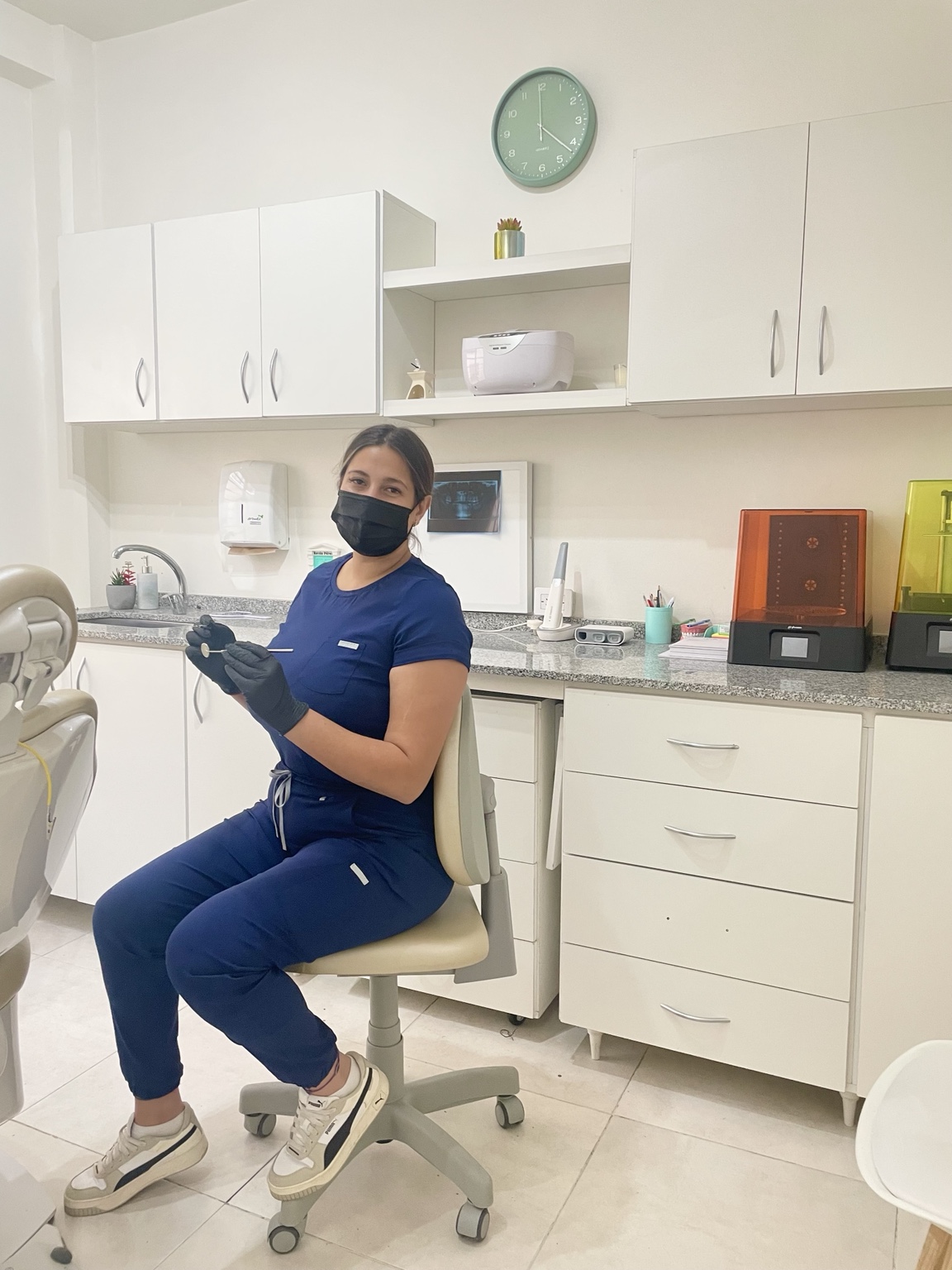 Dra. Wolf sentada en el consultorio